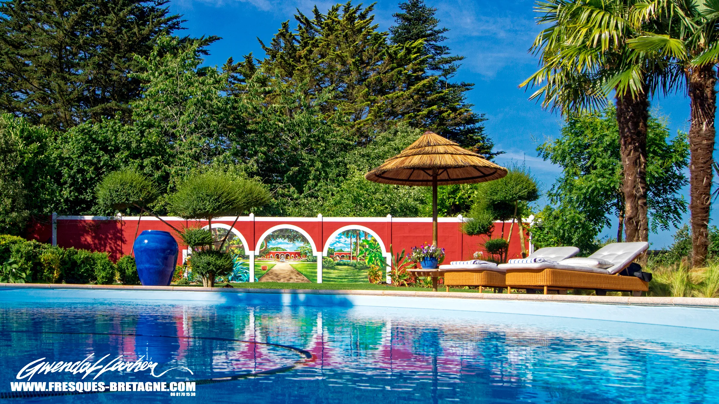 Décor méditerranéen immersif en trompe-l'œil sur le mur d'enceinte d'une piscine extérieure à Quimper, résistant à l'humidité et aux UV